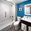 La Quinta Inn & Suites by Wyndham Houston Stafford Sugarland