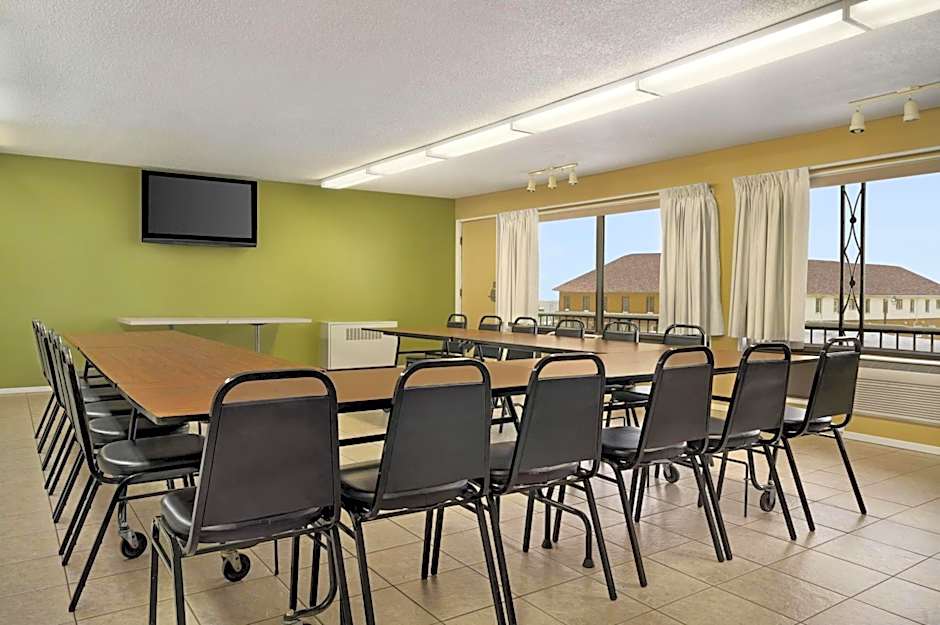 Super 8 by Wyndham Hearst ON