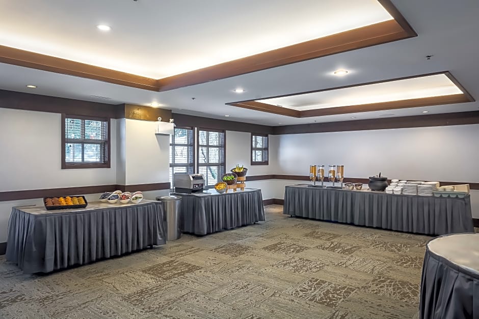 Blackcomb Springs Suites by CLIQUE