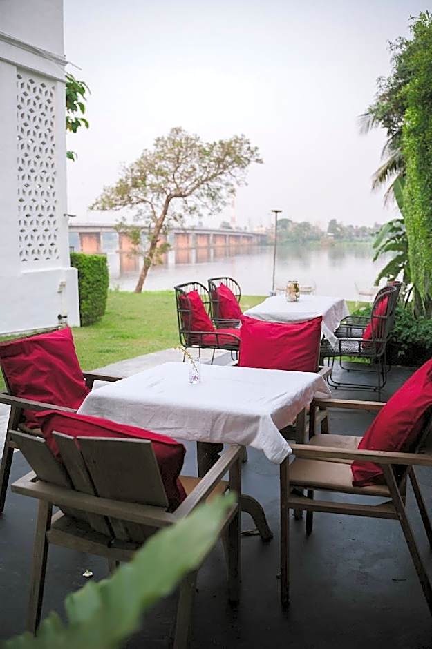 White Wall Riverfront Hotel