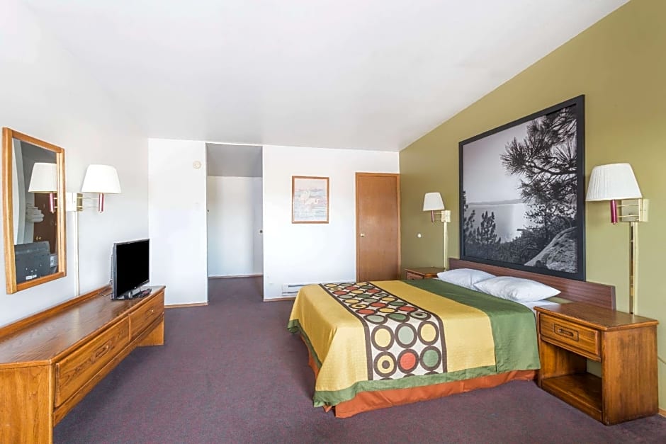 Super 8 by Wyndham Wells