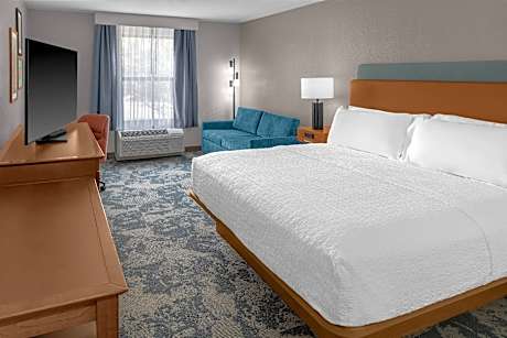 1 KING HEARING ACCESSIBLE W/SOFABED NOSMOK