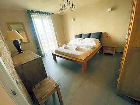 One-Bedroom Deluxe Apartment