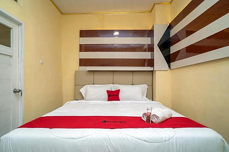 RedDoorz Plus Syariah near Pasar Turi