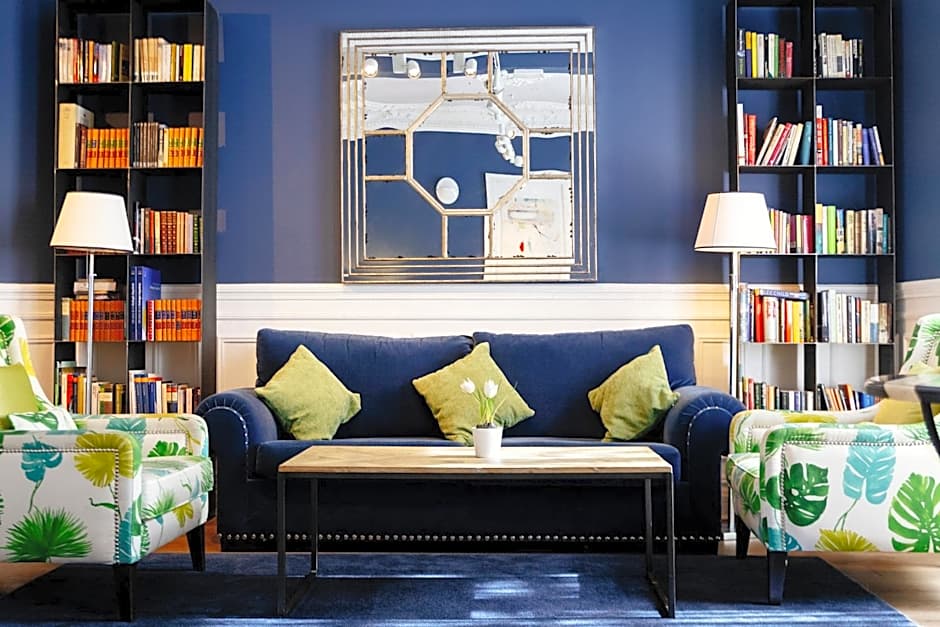 Petit Palace Lealtad Plaza