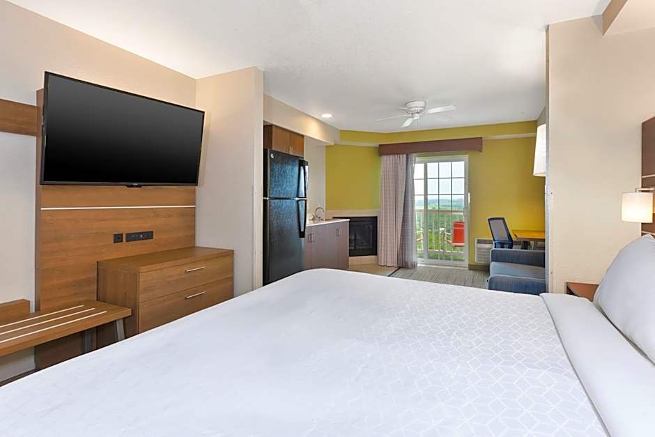 Holiday Inn Express & Suites Petoskey by IHG