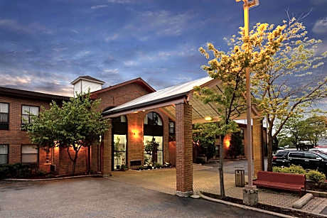 Howard Johnson by Wyndham Waukegan Great Lakes