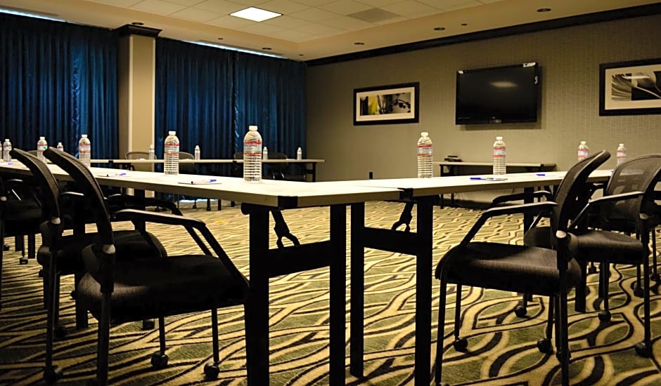 Holiday Inn Express and Suites North Charleston, an IHG Hotel