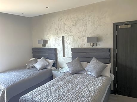 Quadruple Room with Private Bathroom