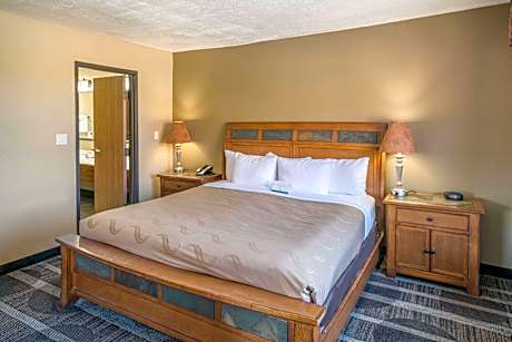 1 King Bed Suite Nonsmoking