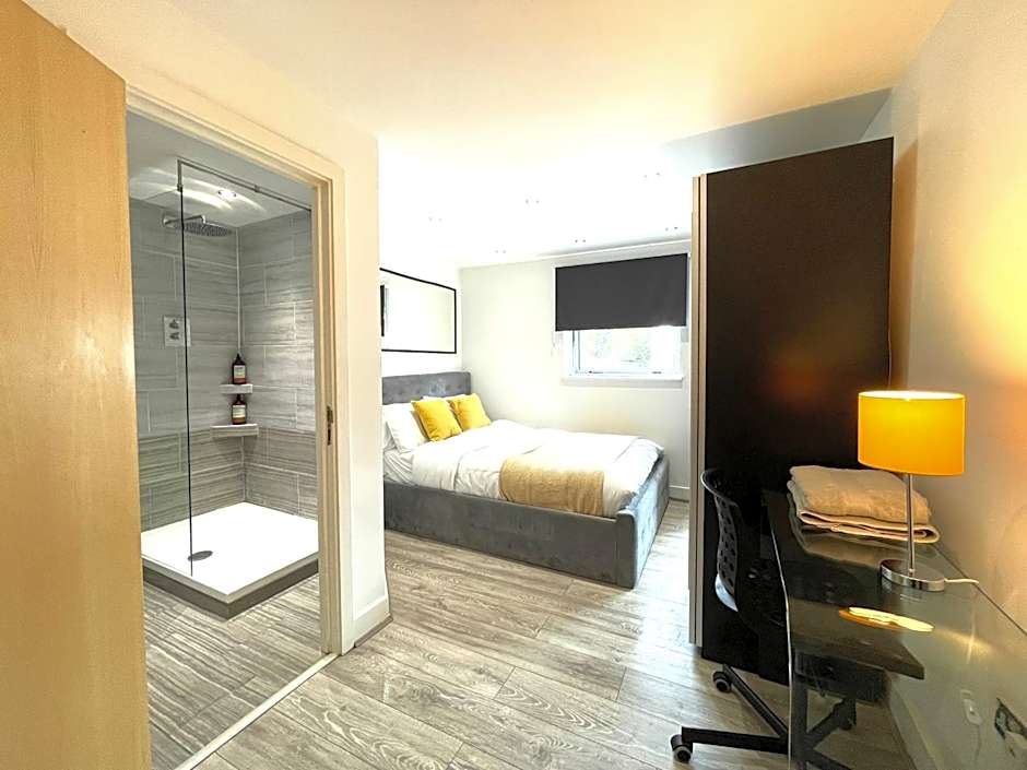 RNM - Business Professionals Stay, Walsall City Centre, 2 Bedroom with ensuite and bathroom, Entire Place, Kitchen & Washroom with amenities, Smart Tv, Easy Access, Fast WiFi, Parking Nearby, Great transport links