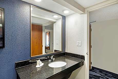 Larger Guest room, 2 Queen, Sofa bed