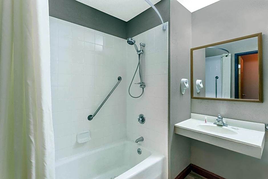 Super 8 by Wyndham Kenosha/Pleasant Prairie