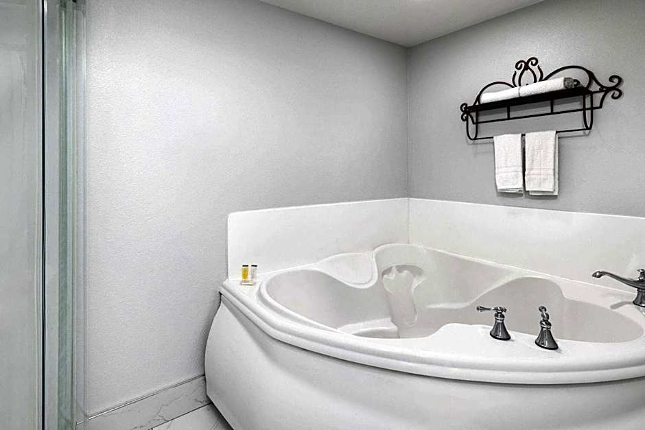 Travelodge by Wyndham Lemoore Near Naval Air Station
