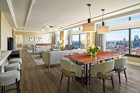 Luxury Suite, 1 Bedroom Suite, 1 King, Skyline view, High floor