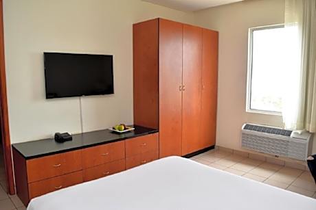 Queen Suite - Non-Smoking