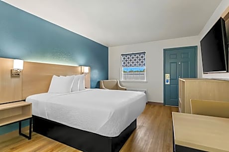 1 King Bed, Efficiency, Nonsmoking, Upgrade