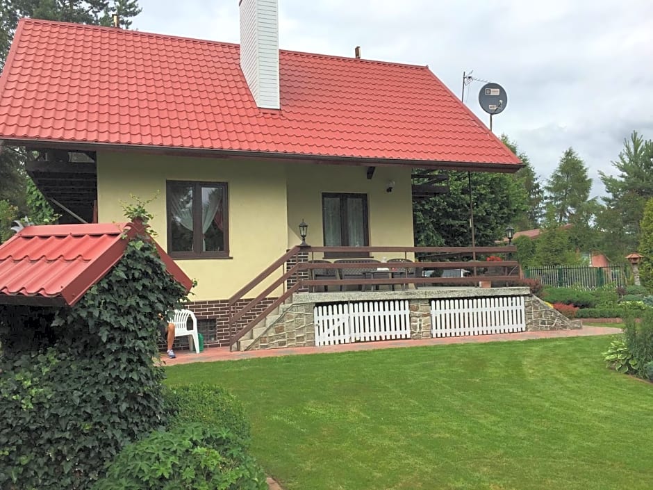 Domek Kamień nad jeziorem z jacuzzi