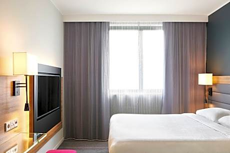Moxy Queen Room