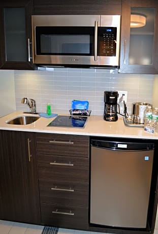 Queen Suite with Kitchen