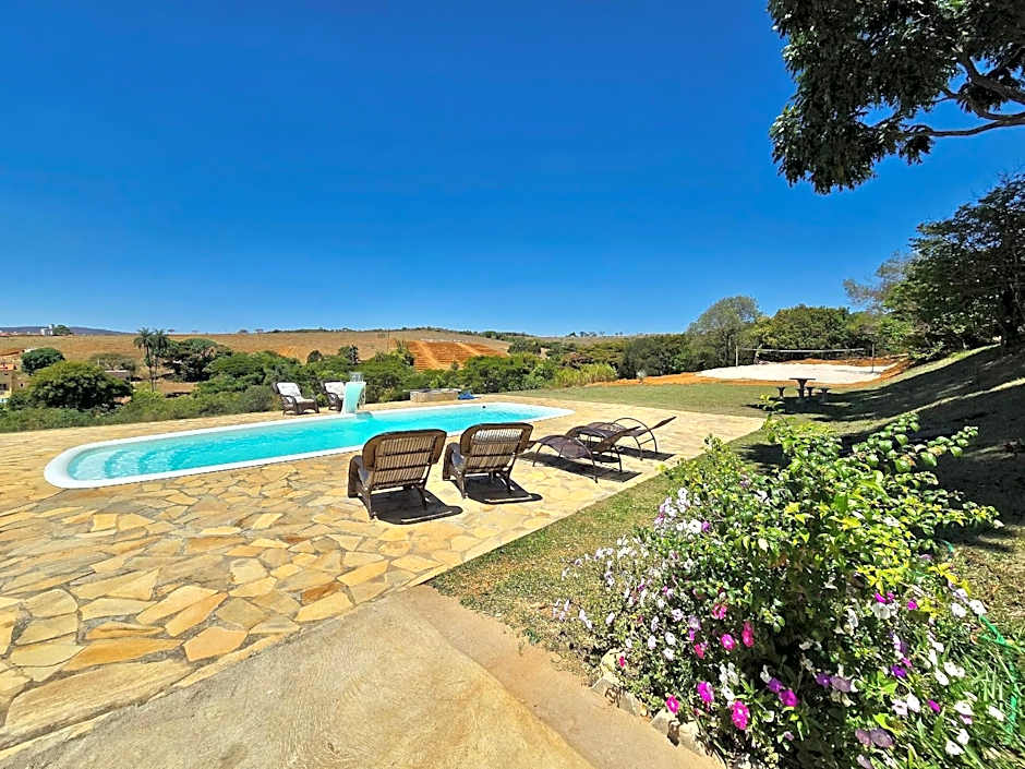 Chalés Vila Carrancas - Ao lado do centro com piscina, cozinha completa e muita tranquilidade