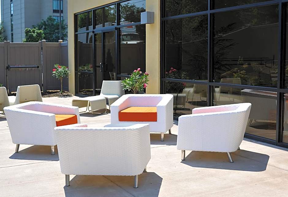 Holiday Inn and Suites Charleston West By IHG