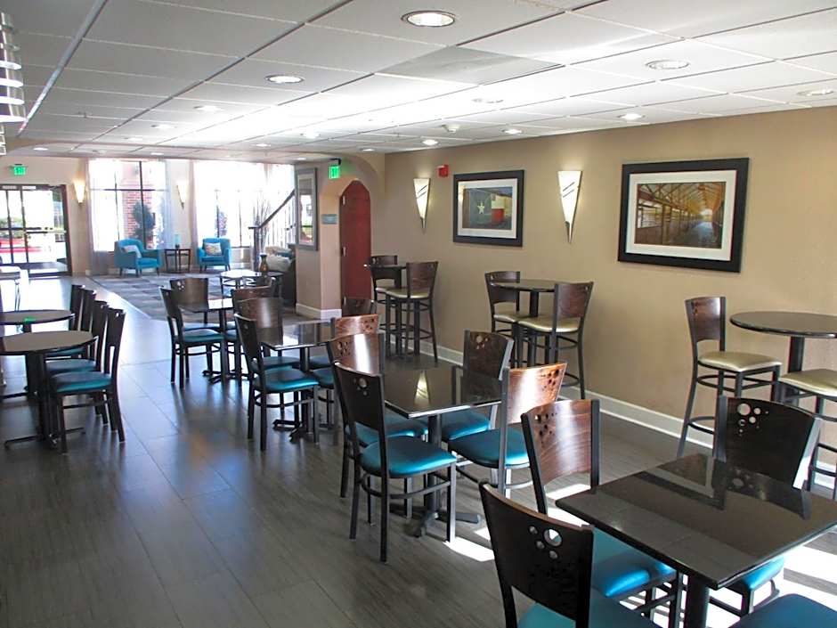 Days Inn & Suites by Wyndham Sam Houston Tollway