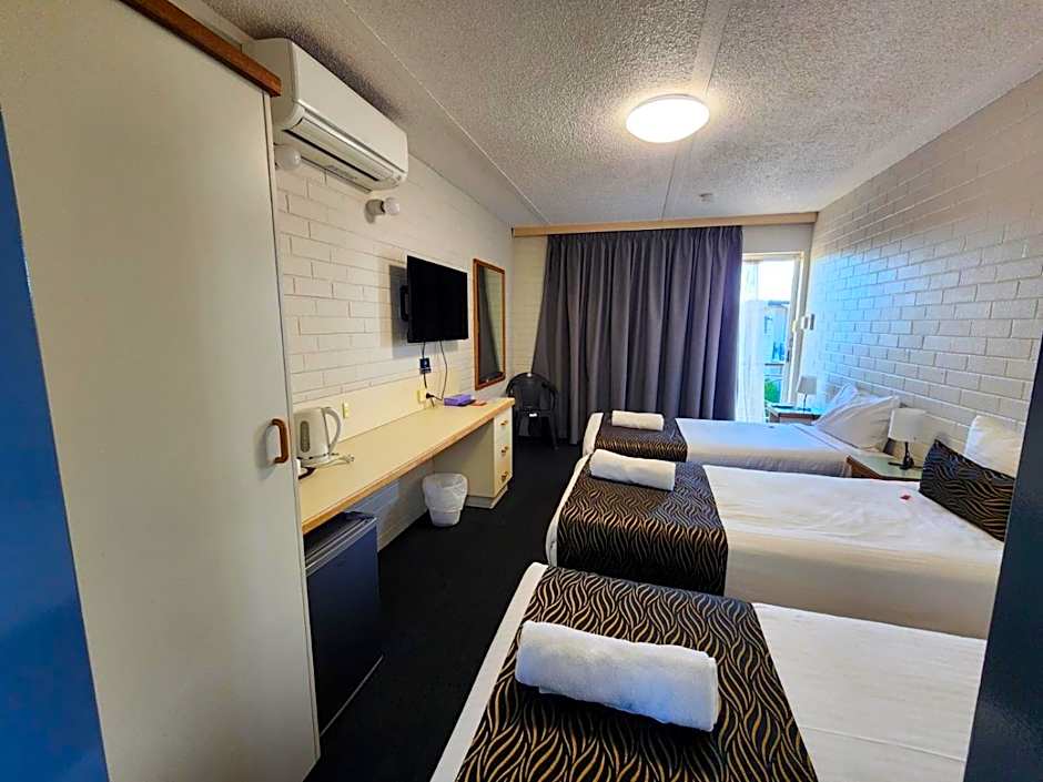 Crest Motor Inn