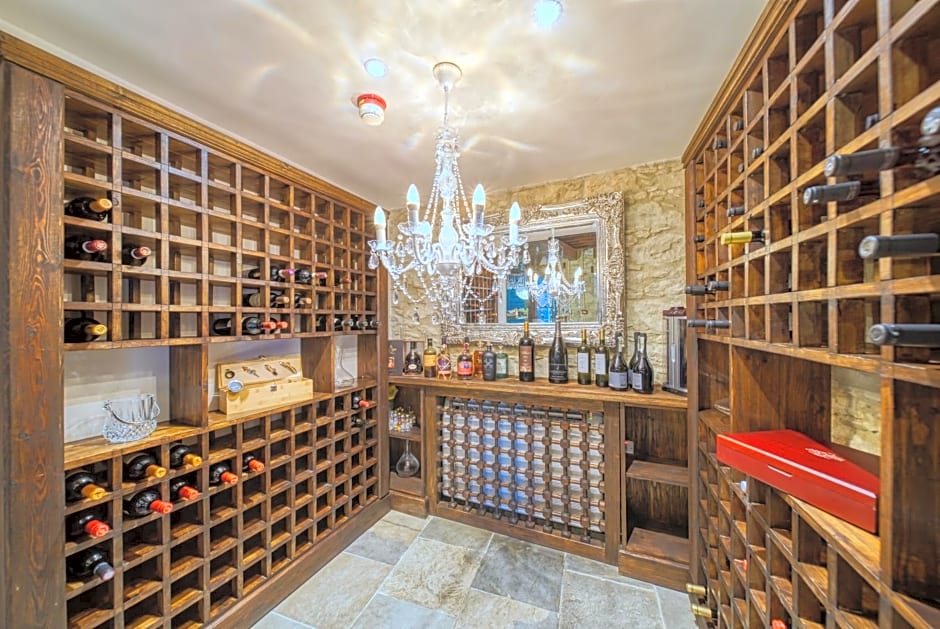 Oinou Strata - Adults Only