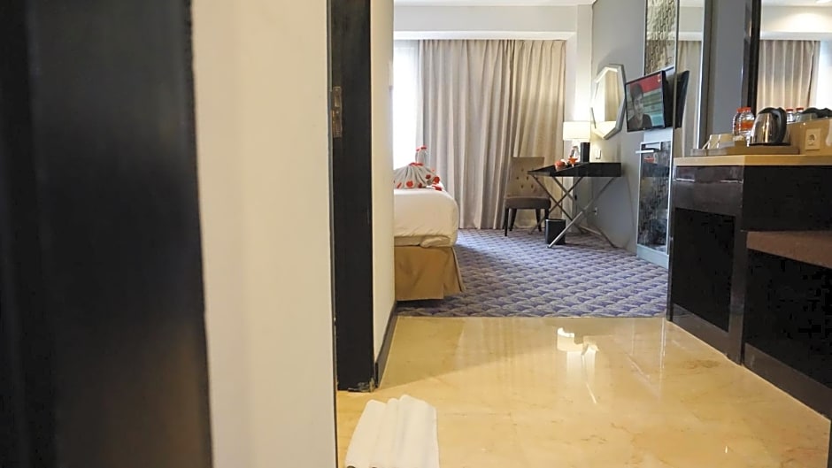 Aston Bellevue Radio Dalam