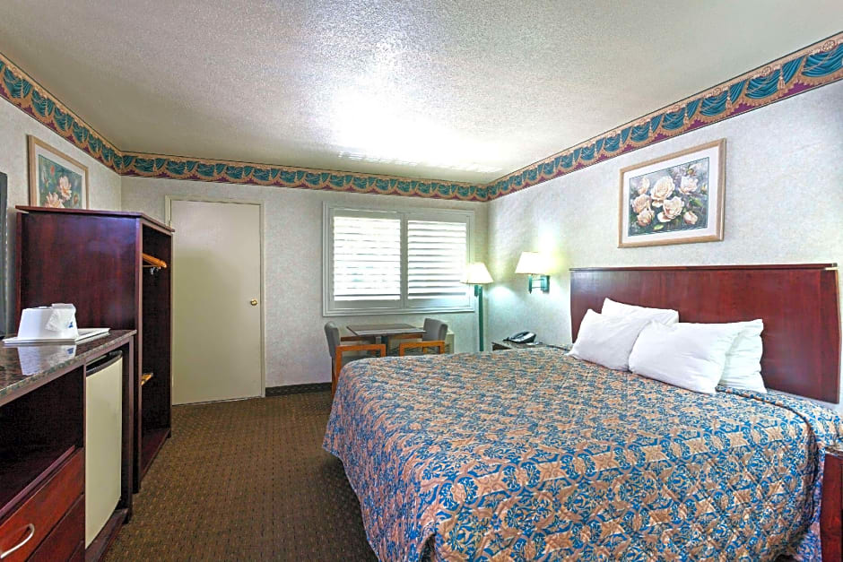 Travelodge by Wyndham Long Beach Convention Center