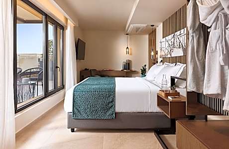 Deluxe Suite with Terrace and partial Sea View