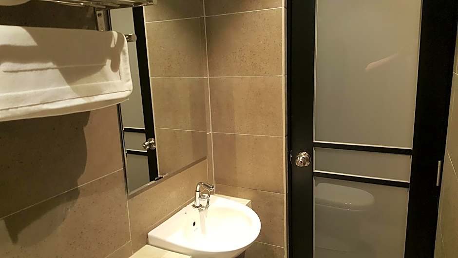 9 Square Hotel - Sri Kembangan