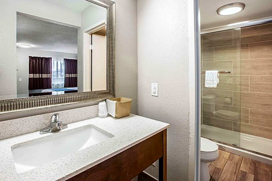 Clarion Pointe East Lansing University Area