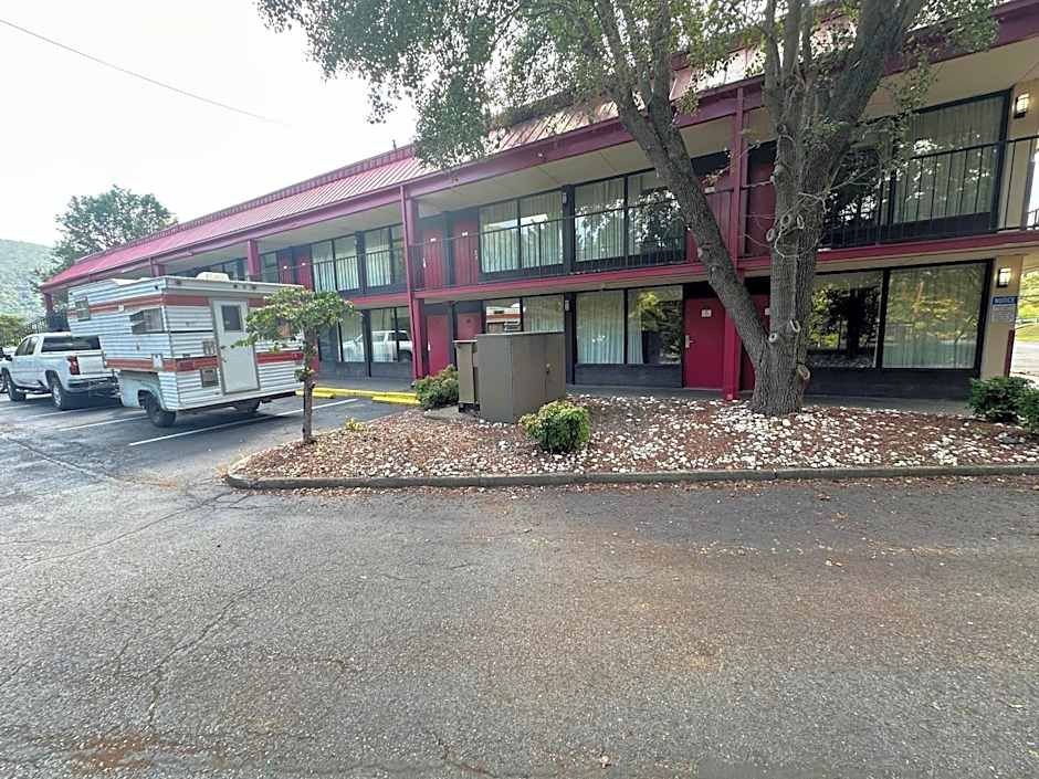 Hotel Red Rose by Townhouse Covington I-64