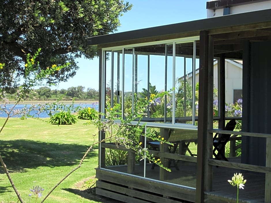 Lakes Entrance Waterfront Cottages with King Beds