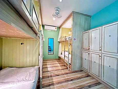 Bed in 6-Bed Mixed Dormitory Room with Shared Bathroom