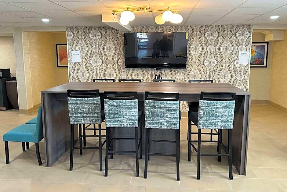 La Quinta Inn & Suites by Wyndham Albuquerque Airport