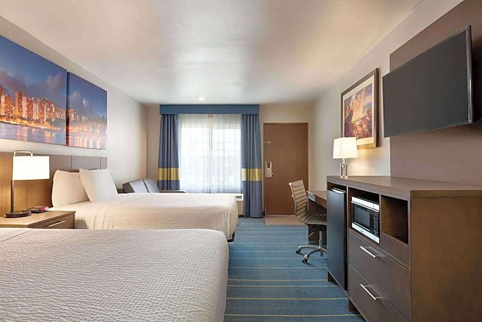 Days Inn & Suites by Wyndham Anaheim At Disneyland Park