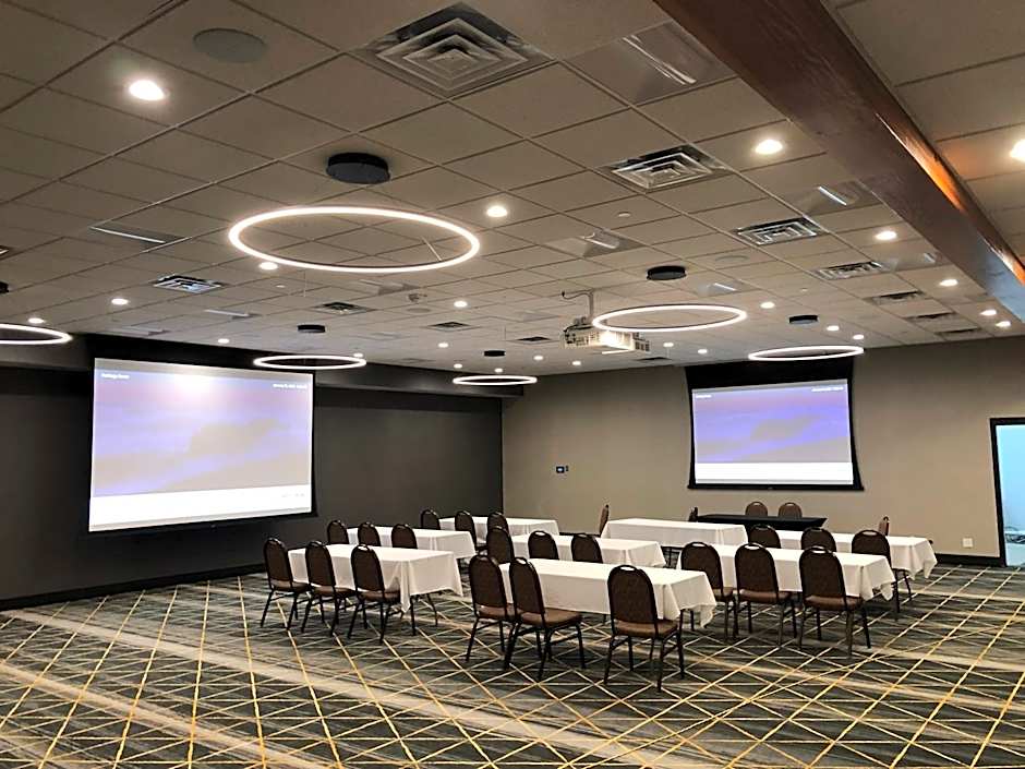 Holiday Inn & Suites St. Cloud By IHG