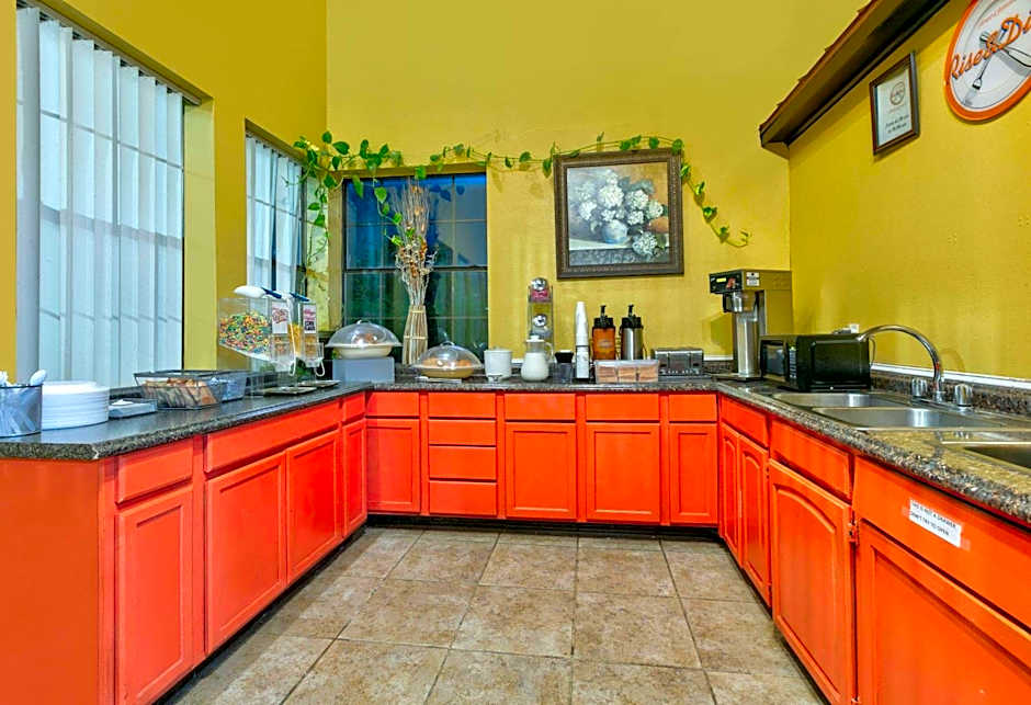 Howard Johnson by Wyndham San Marcos