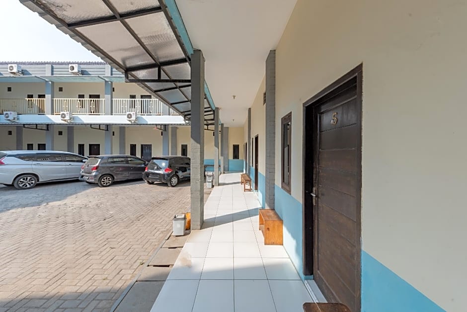 RedDoorz @ Kings Hotel near CSB Mall