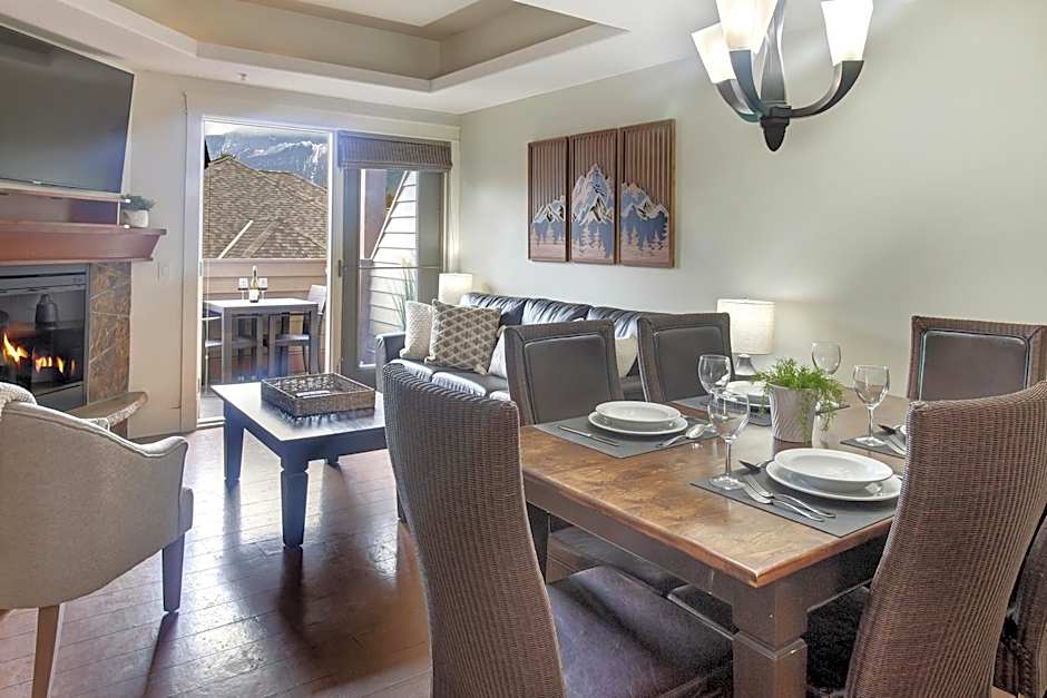 Marvellous Mountain Condo- Pets - Pool & Hot Tub managed by Little Sister Getaways