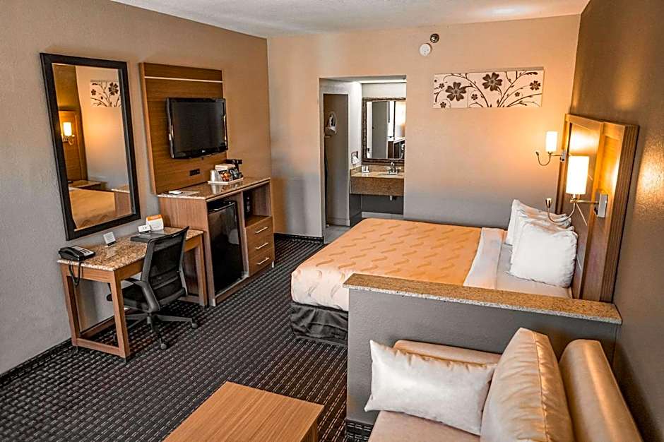 Quality Inn & Suites Near Six Flags - Austell