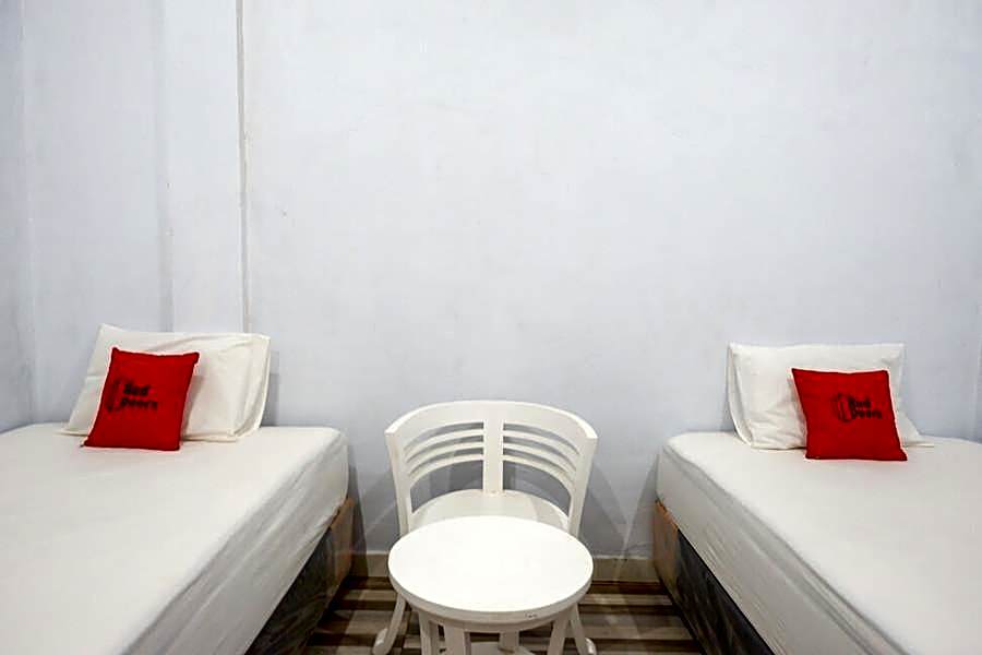 RedDoorz Plus @Hawai Inn Near Mall of Panakukang