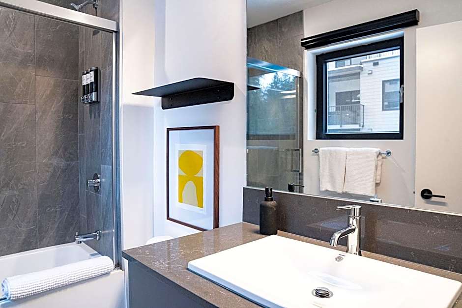 Snow & Swing Getaway - Three Bedrooms with Hot Tub (Stay Revy)