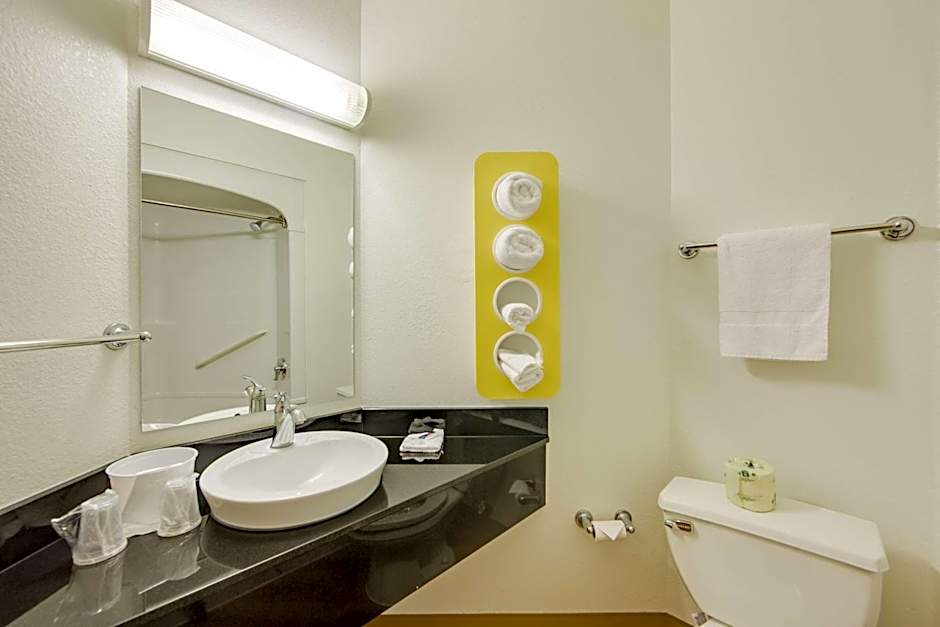 Motel 6-Brampton, ON - Toronto