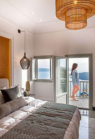 Honeymoon Suite Caldera View with outdoor heated Jacuzzi on terrace