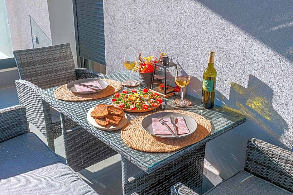 Apartment - free parking in garage , mountain and seaview , quiet neighbourhood