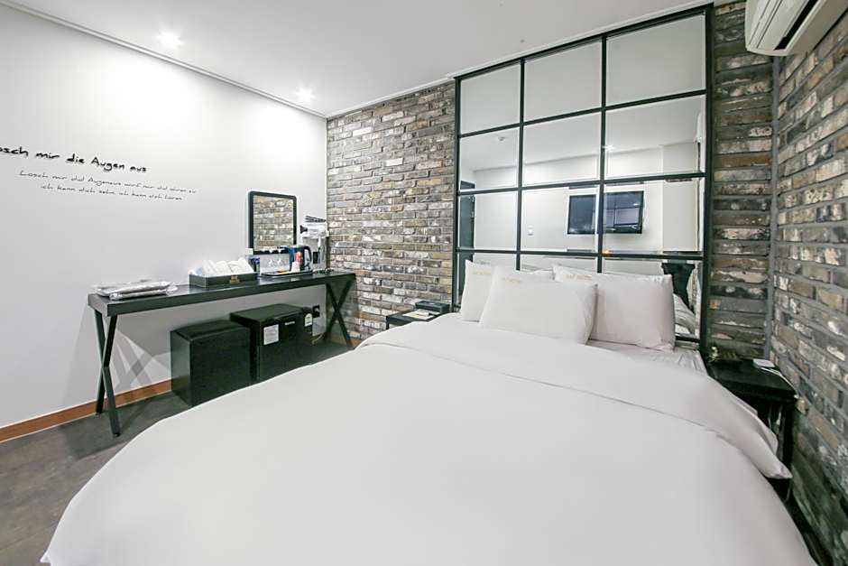 B&F Hotel